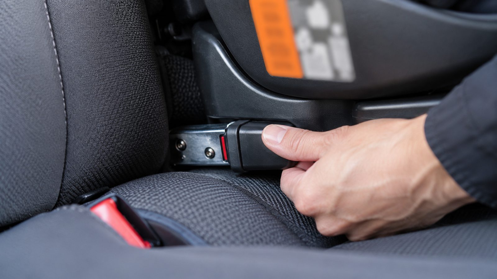 Zaczep ISOFIX i etykieta homologacji fotelika i-Size R129 w aucie